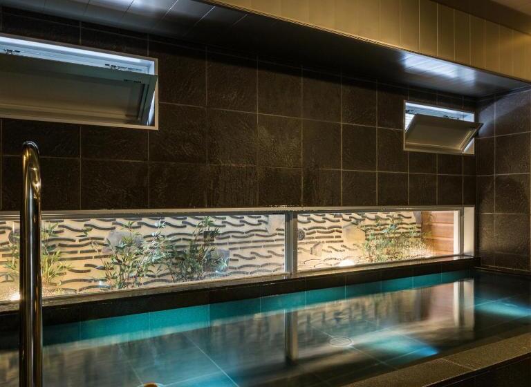 اتاق خانوادگی تودرتو, Super Hotel Premier Hakataeki