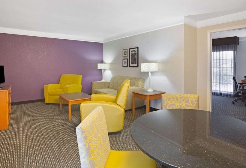 Люкс, La Quinta Inn By Wyndham San Marcos