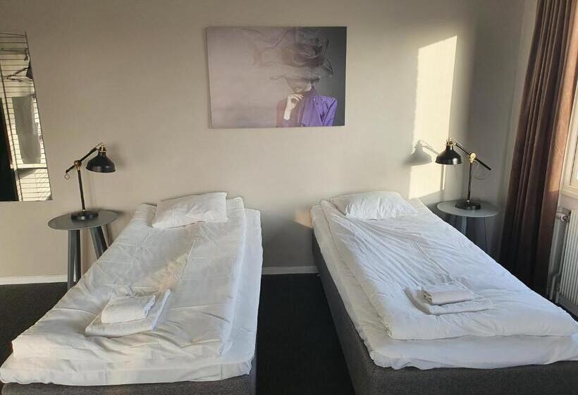 Семейный Номер Совместный Санузел, Briq Hotell