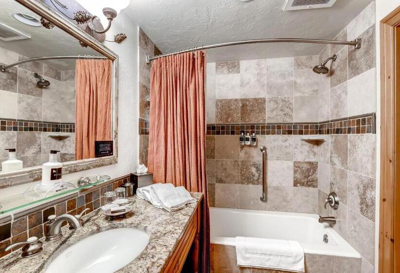 اتاق استاندارد با تخت بزرگ, The Pines Lodge, A Rockresort