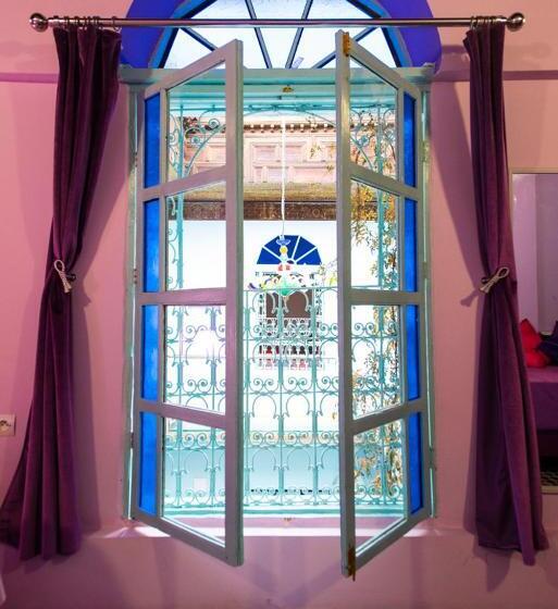 اتاق لوکس, Dar Anne