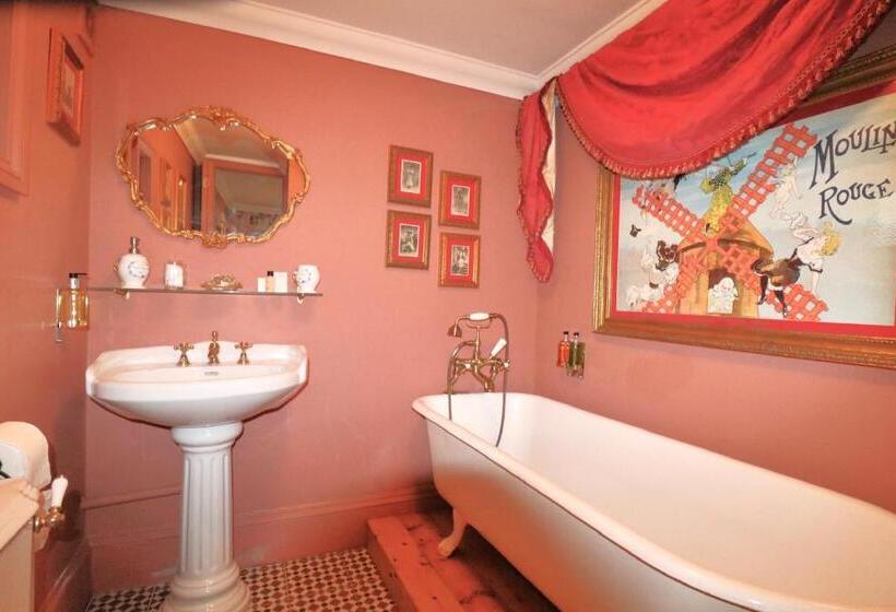 חדר סופריור, Ebenezer S Place