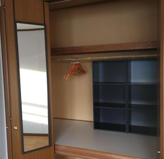 침실 3개 주택, Other Side House