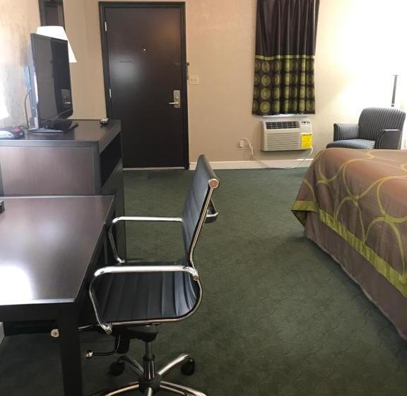 스위트 킹사이즈 침대, Super 8 By Wyndham Taylorville Il