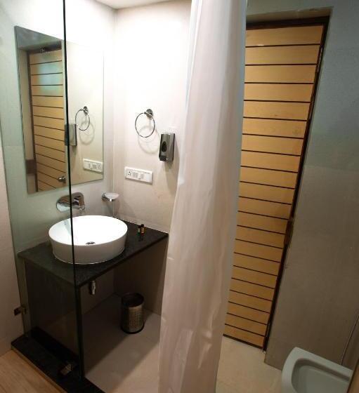 带泳池观景的豪华房, Golden Sands Resort, Morjim