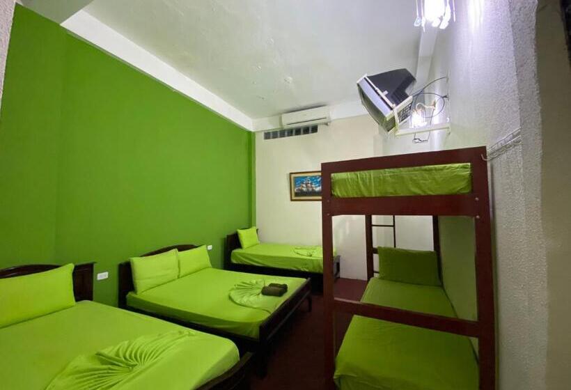 Четырехместный Номер Deluxe, Hostal Puerto Azul
