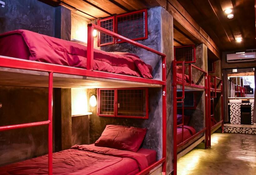 ルームシェアのワンベッド, Mad Monkey Luang Prabang