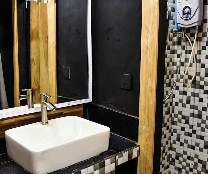 ルームシェアのワンベッド, Mad Monkey Luang Prabang
