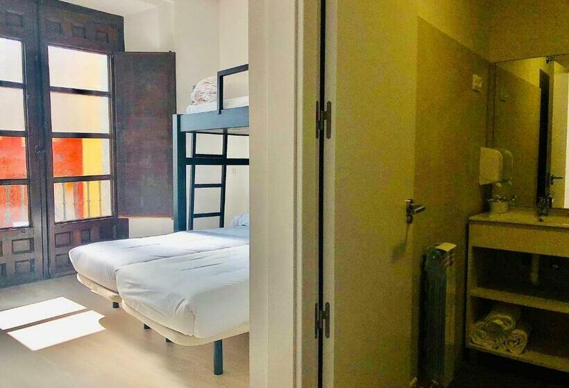 اتاق استاندارد سه نفره, Quartier Leon Hostel Barrio Húmedo