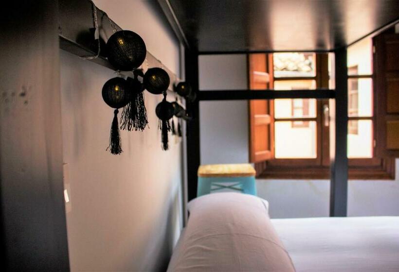 اتاق استاندارد سه نفره, Quartier Leon Hostel Barrio Húmedo