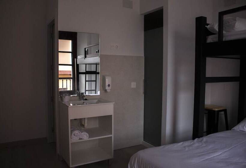 اتاق استاندارد سه نفره, Quartier Leon Hostel Barrio Húmedo
