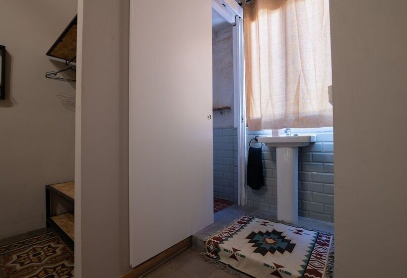 غرفة قياسية, Birdhouse