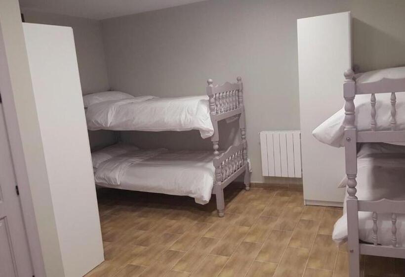 חדר סטנדרט לארבעה, The Hostel