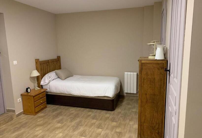 חדר סטנדרט לארבעה, The Hostel