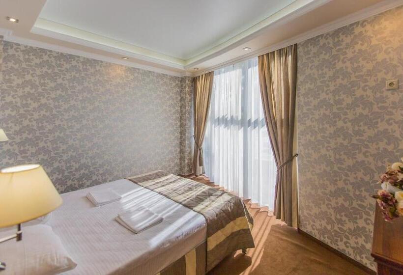 جناح مزوَّد بشرفة, Grand Hotel Gagra