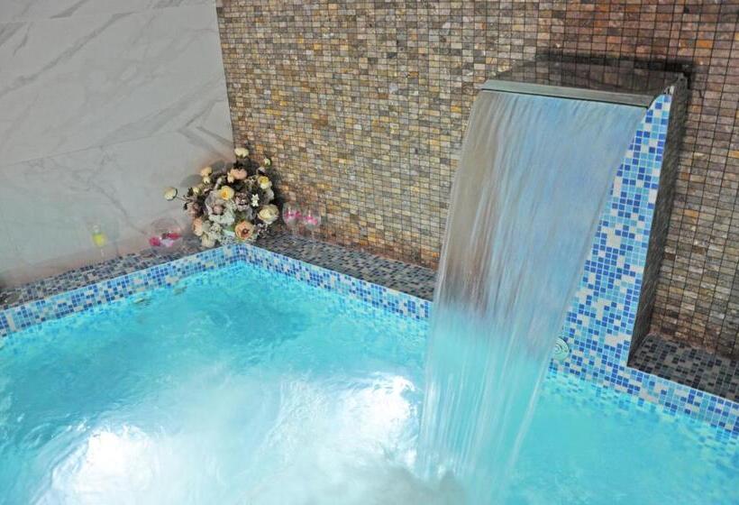 إستوديو قياسى, Grand Hotel Gagra