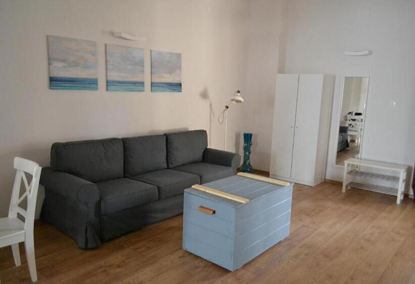 اتاق لوکس خانوادگی, Jules Home
