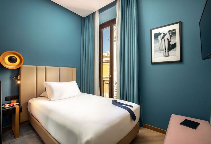 חדר סטנדרט יחיד, The Major