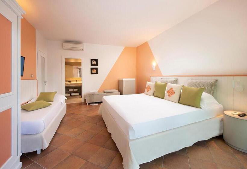 Трехместный Номер Стандарт Вид на Бассейн, Chia Laguna   Hotel Village