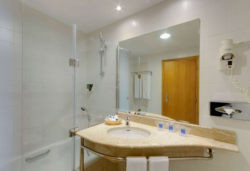 Номер Premium Вид на Бассейн, Tryp By Wyndham Porto Expo
