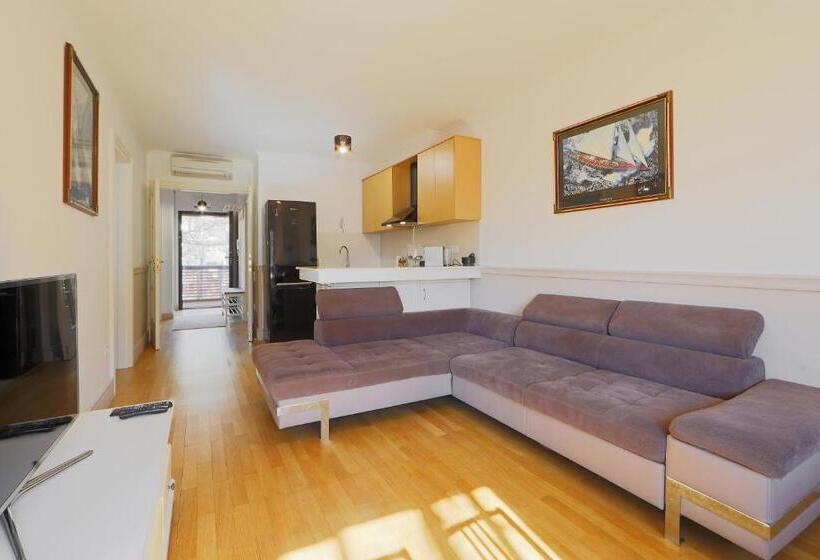 Апартаменты 1 Спальня с Балконом, The Bluedeck Wellness Apartment