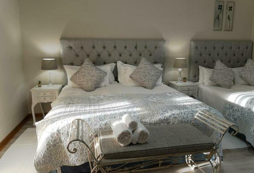 غرفة عائلية, The Falls Guest House