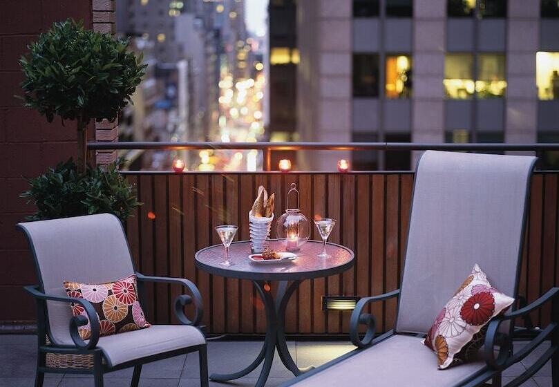 اتاق اجرایی, The Muse New York