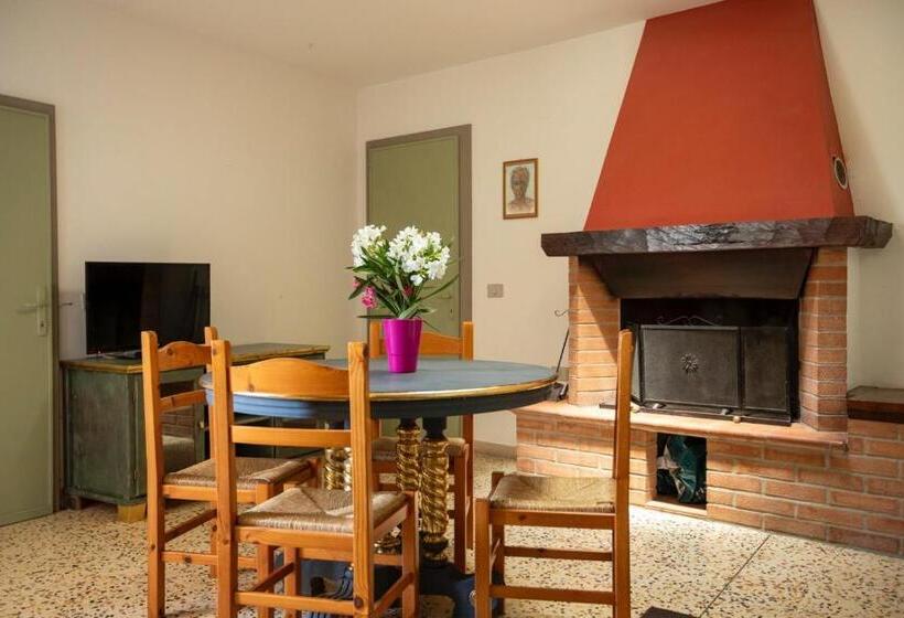 2 Bedrooms Apartment Mountain View, Agriturismo Podere Acqualoreto