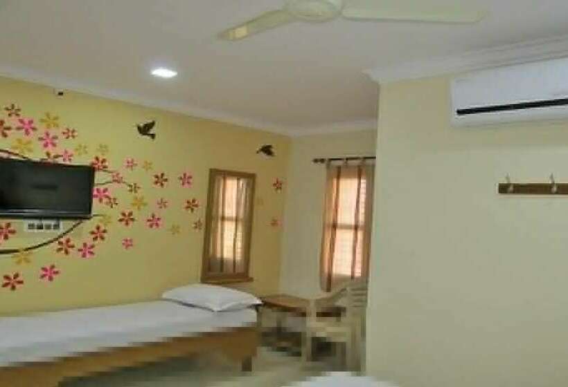 Номер Стандарт Трехместный, Pujitha Residency