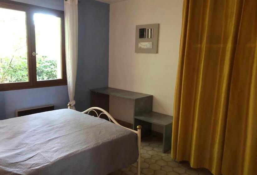 Дом 2 Спальни, Hôtel Les Persèdes