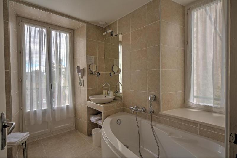 Номер Стандарт с Балконом, Logis Hôtel De Paris