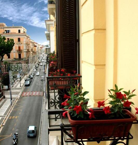 اتاق استاندارد چهار تخته با چشم‌انداز دریا, Domus Cicerone