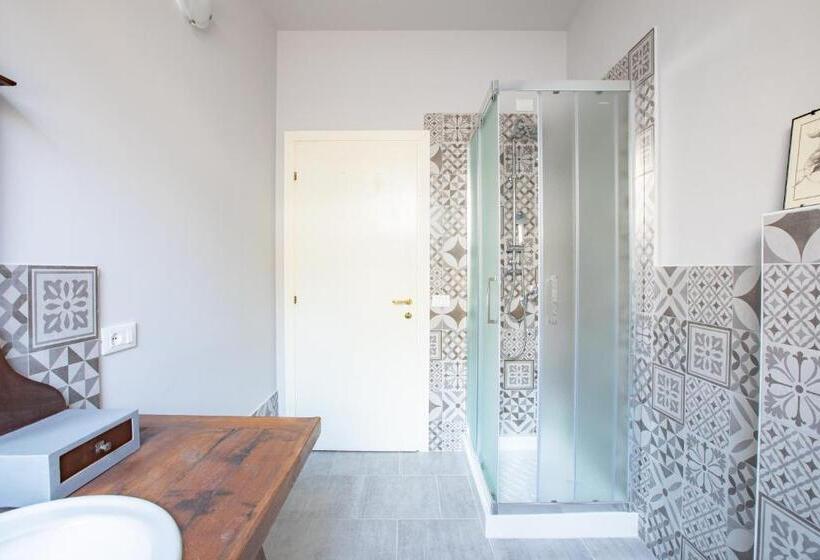 اتاق لوکس با چشم‌انداز شهر, Attico Luce B&b