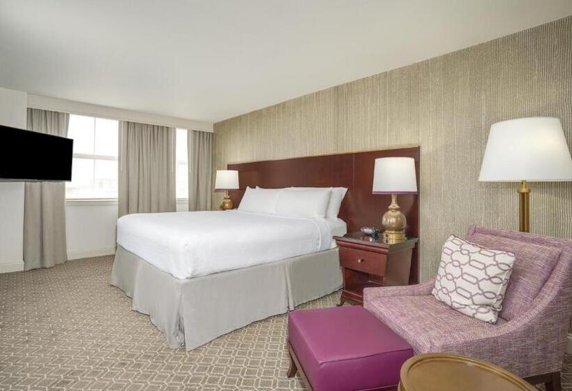 מיטת קינג בסוויטה, Astor Crowne Plaza  Corner Of Bourbon Street