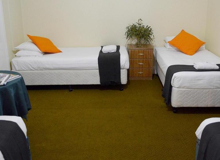 발코니가 있는 4인용 스탠다드 룸, Shamrock Hotel Motel Temora