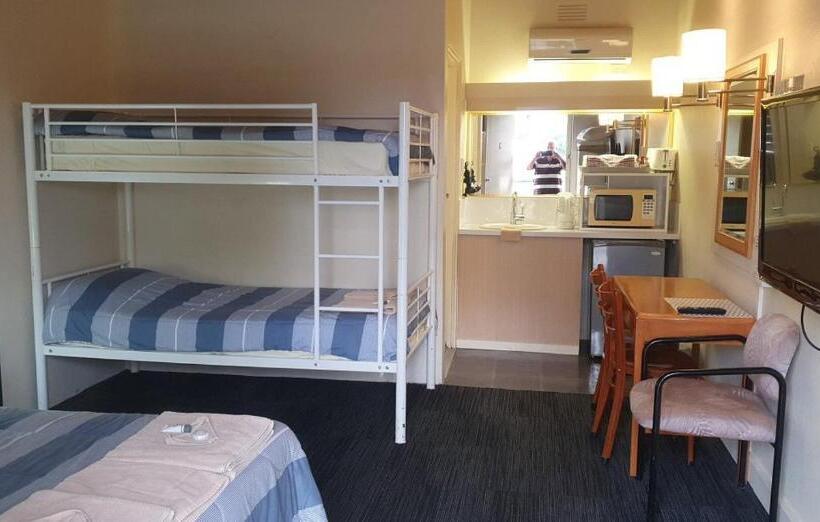 패밀리 룸, Temora Motel