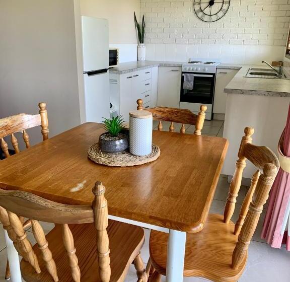 Апартаменты 1 Спальня Нижний Этаж, Montville Holiday Apartments