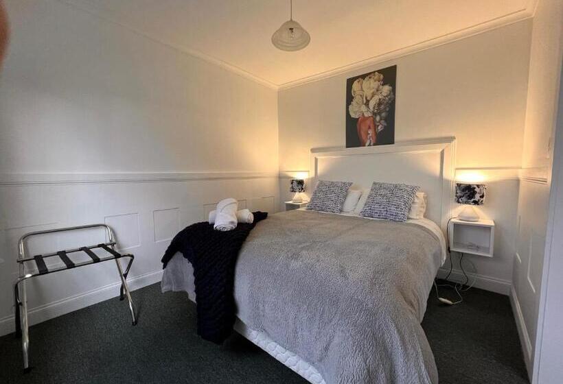 Family flat with sea view, Smugglers Rest Apartments Dover