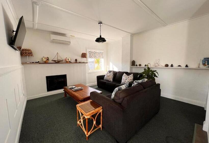Family flat with sea view, Smugglers Rest Apartments Dover