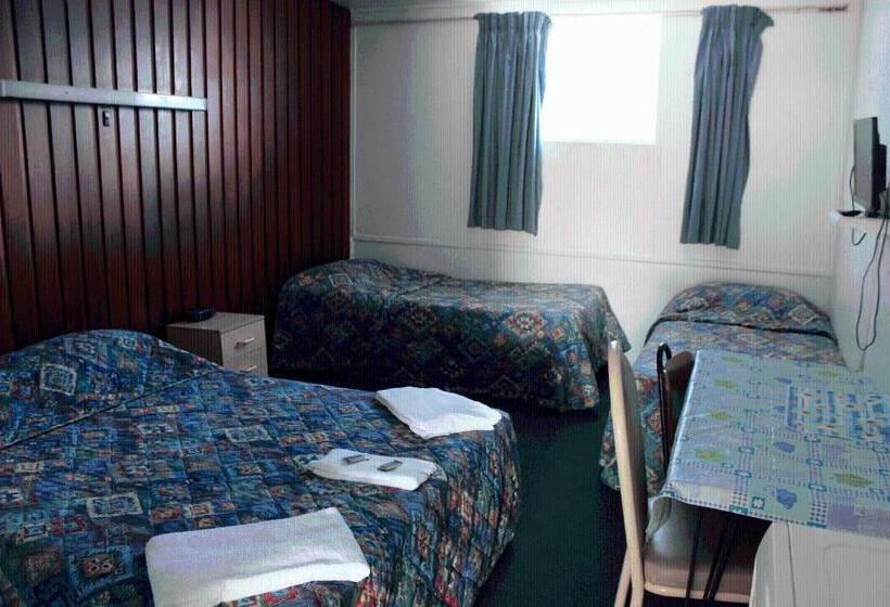 패밀리 룸, Nationwide Motel