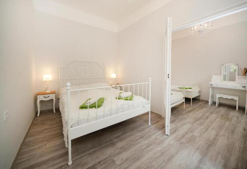 شقة غرفتين نوم مزودة بتراس, öreg Malom Apartmanház