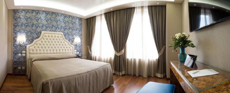 اتاق لوکس با چشم‌انداز شهر, Santa Chiara