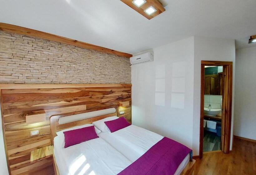 اتاق سوپریور, Plitvice Ethno House
