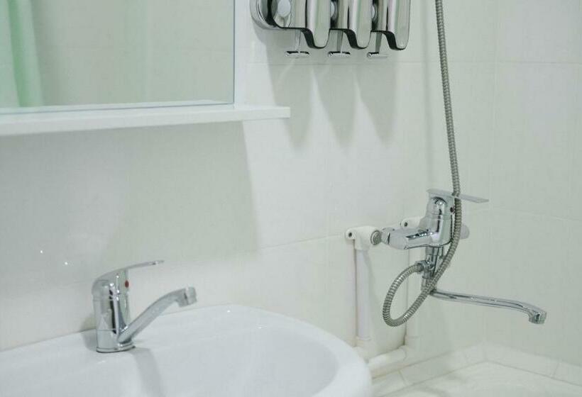 اتاق اکونومی, Sakura Inn