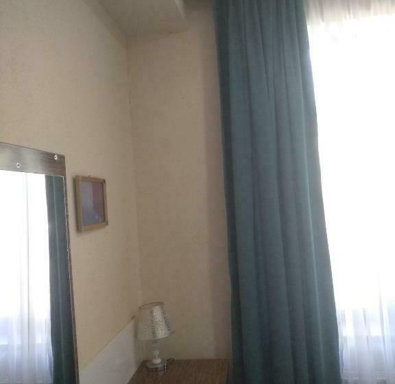 اتاق اکونومی یک تخته, Sakura Inn