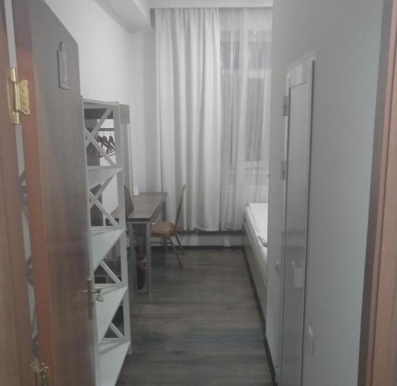 اتاق اکونومی, Sakura Inn