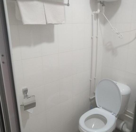 اتاق اکونومی, Sakura Inn