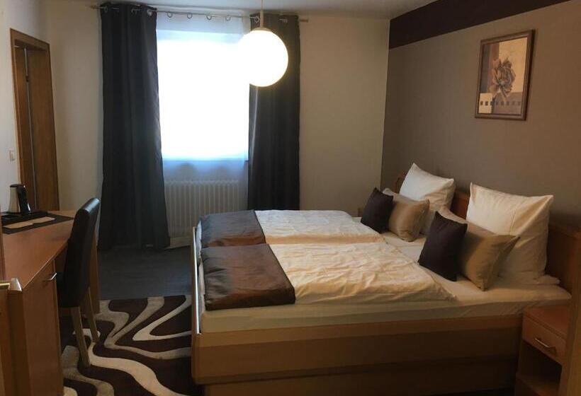 이코노미 트리플 룸, Am Brünnchen