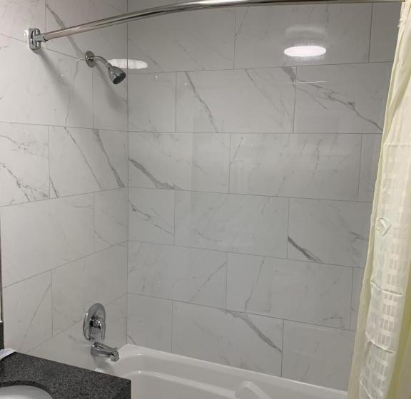 带2个双人床的标准工作室, Champlain Motor Inn