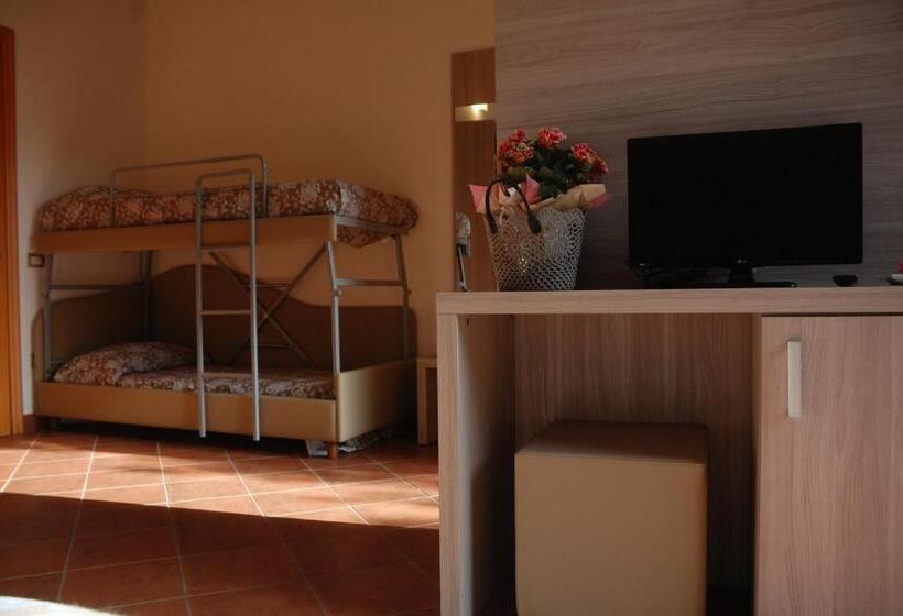 Четырехместный Номер Стандарт с Балконом, Villa Robinia